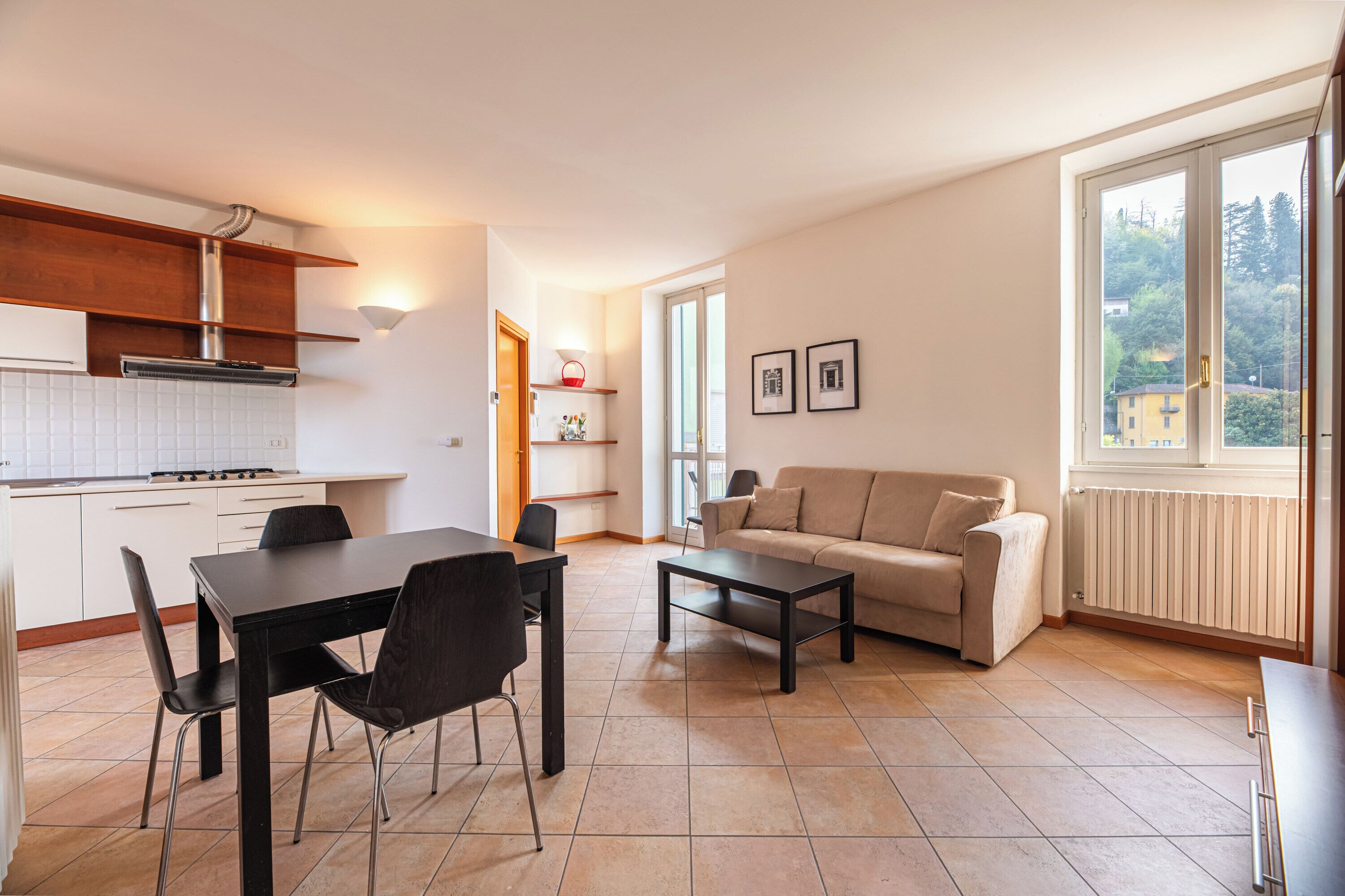 Familienapartment, Mehrere Schlafzimmer (Varenna Lake View 2) | Wohnbereich | 21-Zoll-Flachbildfernseher mit Satellitenempfang
