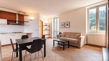 Familienapartment, Mehrere Schlafzimmer (Varenna Lake View 2) | Wohnbereich | 21-Zoll-Flachbildfernseher mit Satellitenempfang