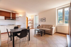 Family Apartment, Multiple Bedrooms (Varenna Lake View 2) | Living area | 21-inch flat-screen TV with satellite channels - Varenna Lake View 2 (Varenna)
