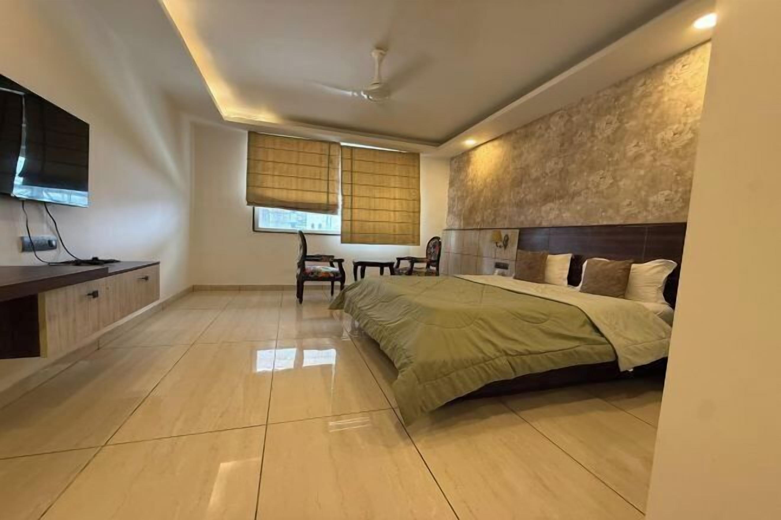 Een bureau, geluiddichte muren, extra bedden (toeslag), gratis wifi