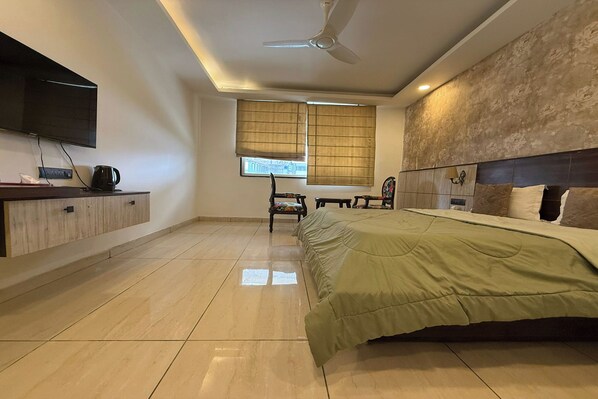 1 bedroom, desk, soundproofing, rollaway beds