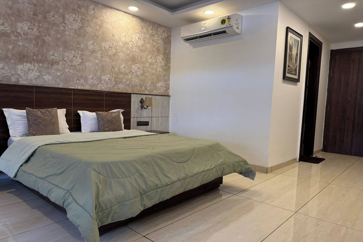 Deluxe Room | 1 bedroom, desk, soundproofing, rollaway beds