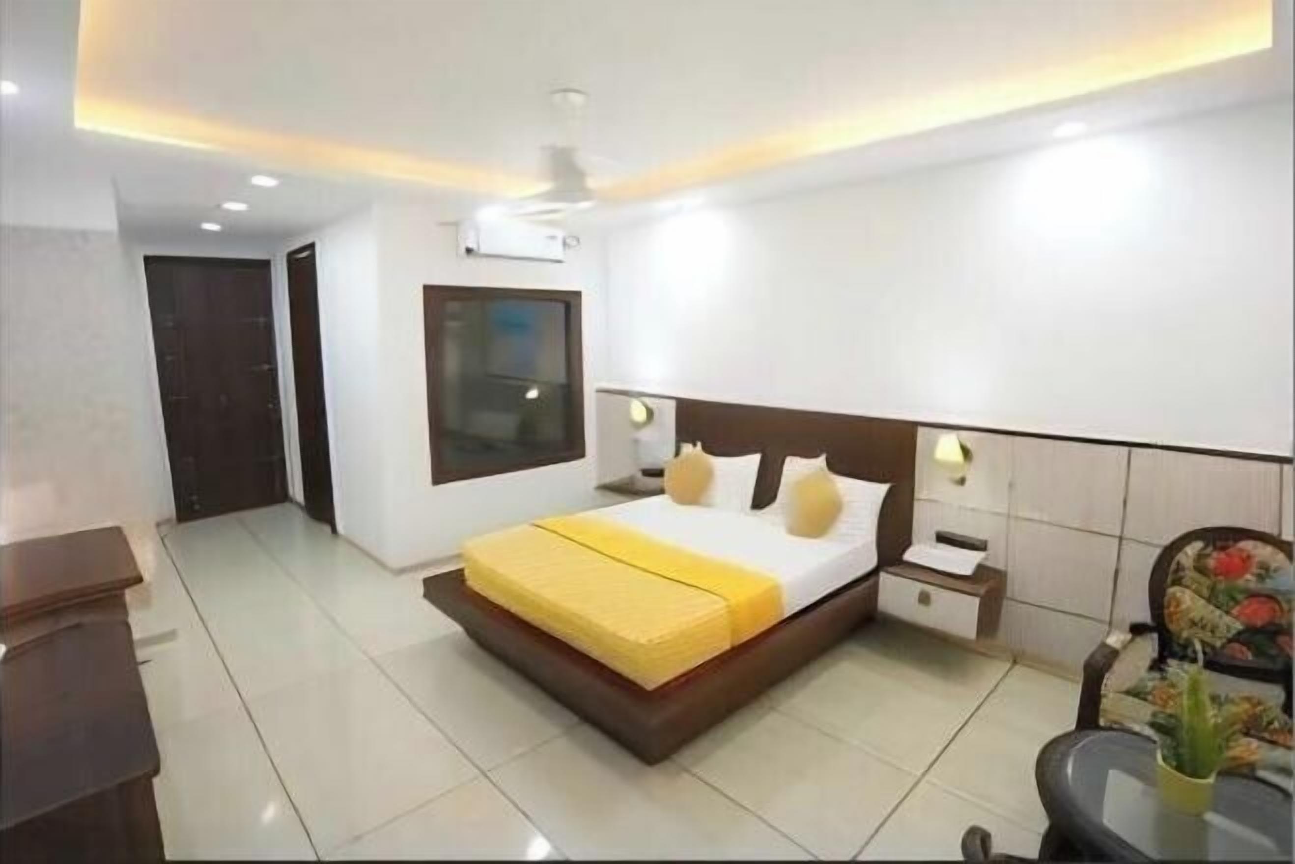 Een bureau, geluiddichte muren, extra bedden (toeslag), gratis wifi