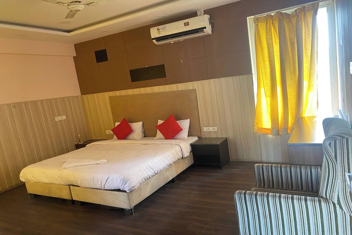 Escritorio, wifi gratis y ropa de cama 
