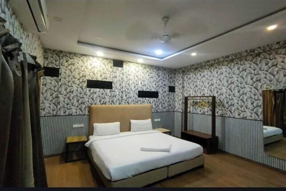 Desk, free WiFi, bed sheets