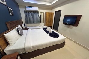 Classic Room | In-room safe, desk, free WiFi, bed sheets