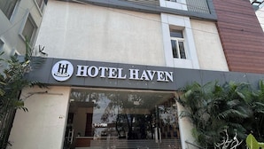 A Hotel Haven modern homlokzattal, jól látható bejárattal és a bejárathoz vezető lépcsővel rendelkezik.