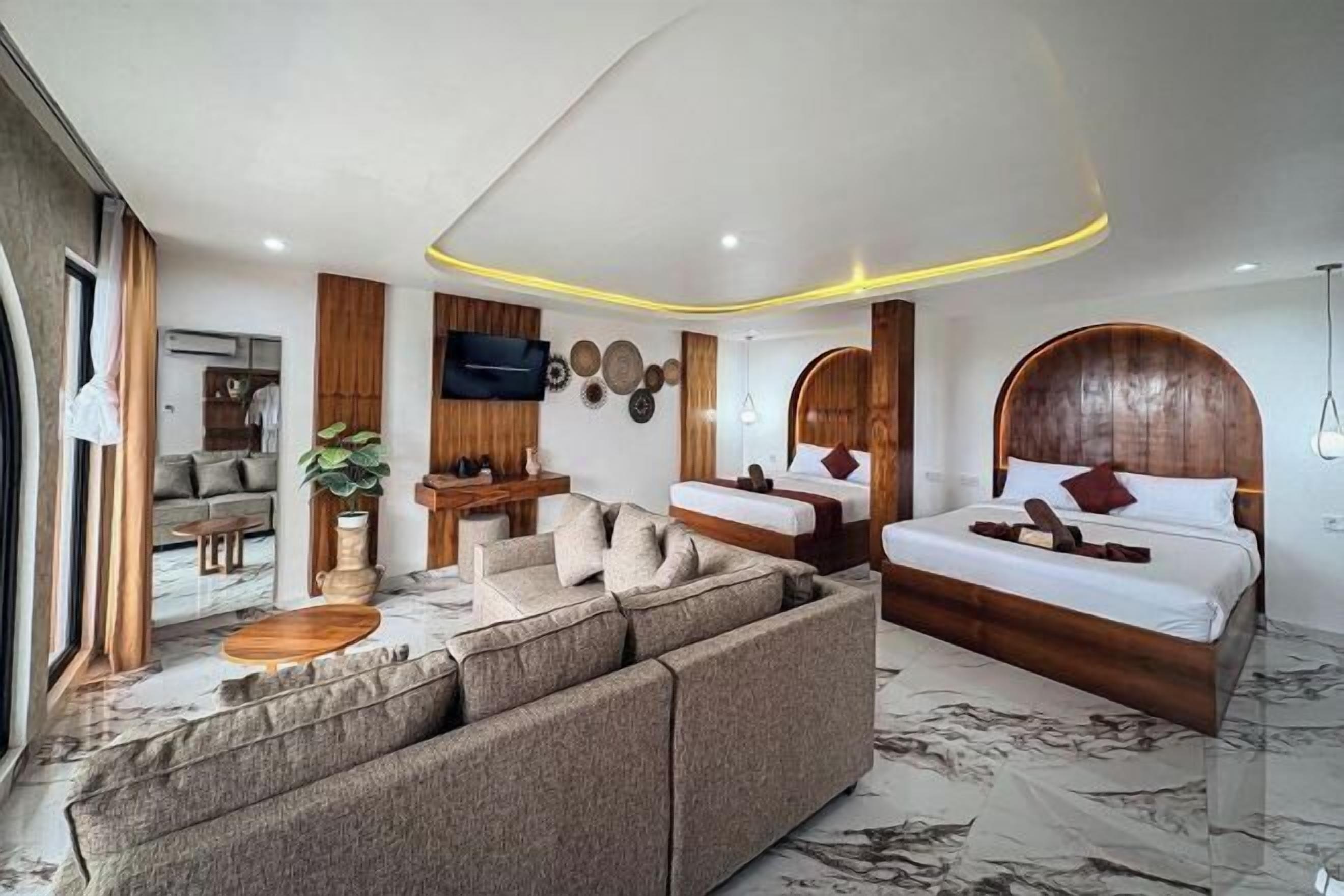 Desk, free WiFi, bed sheets