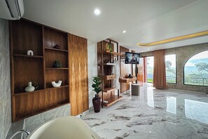 Suite with Mountain View | Escritorio, wifi gratis y ropa de cama 