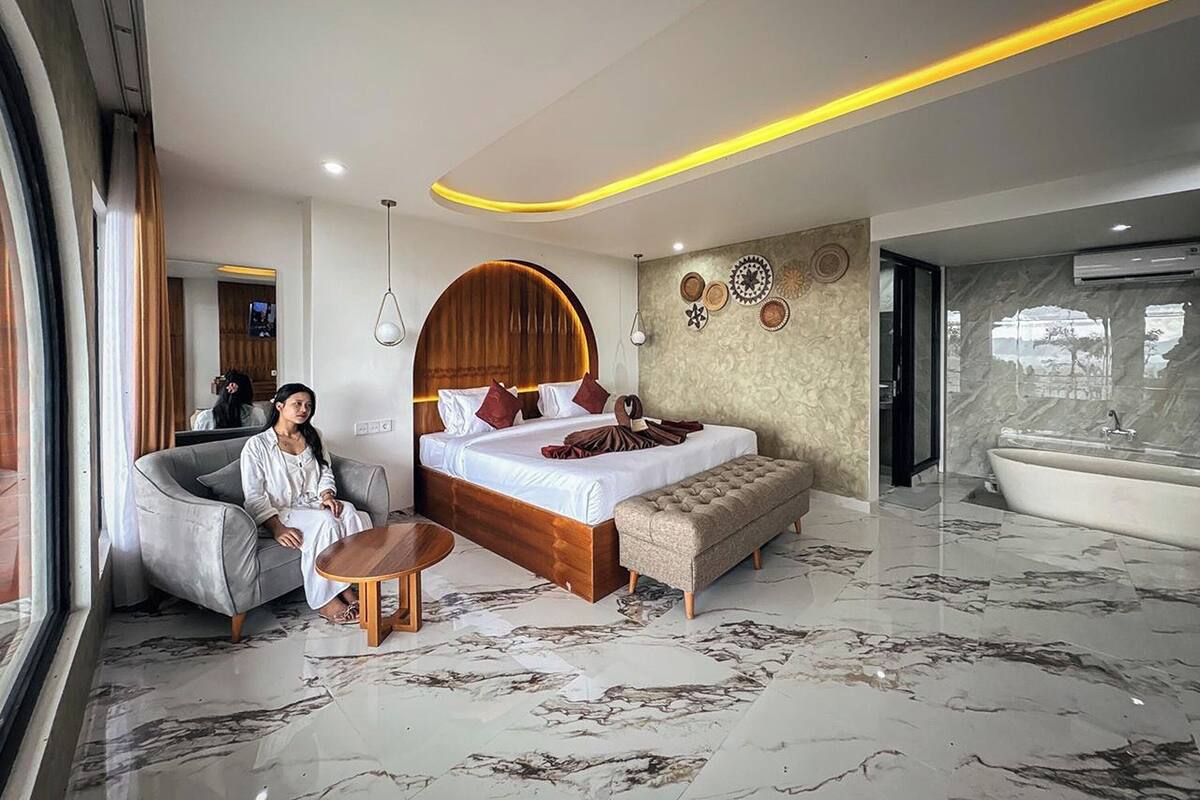 Suite with Mountain View | Bàn, truy cập Internet không dây miễn phí, bộ trải giường 