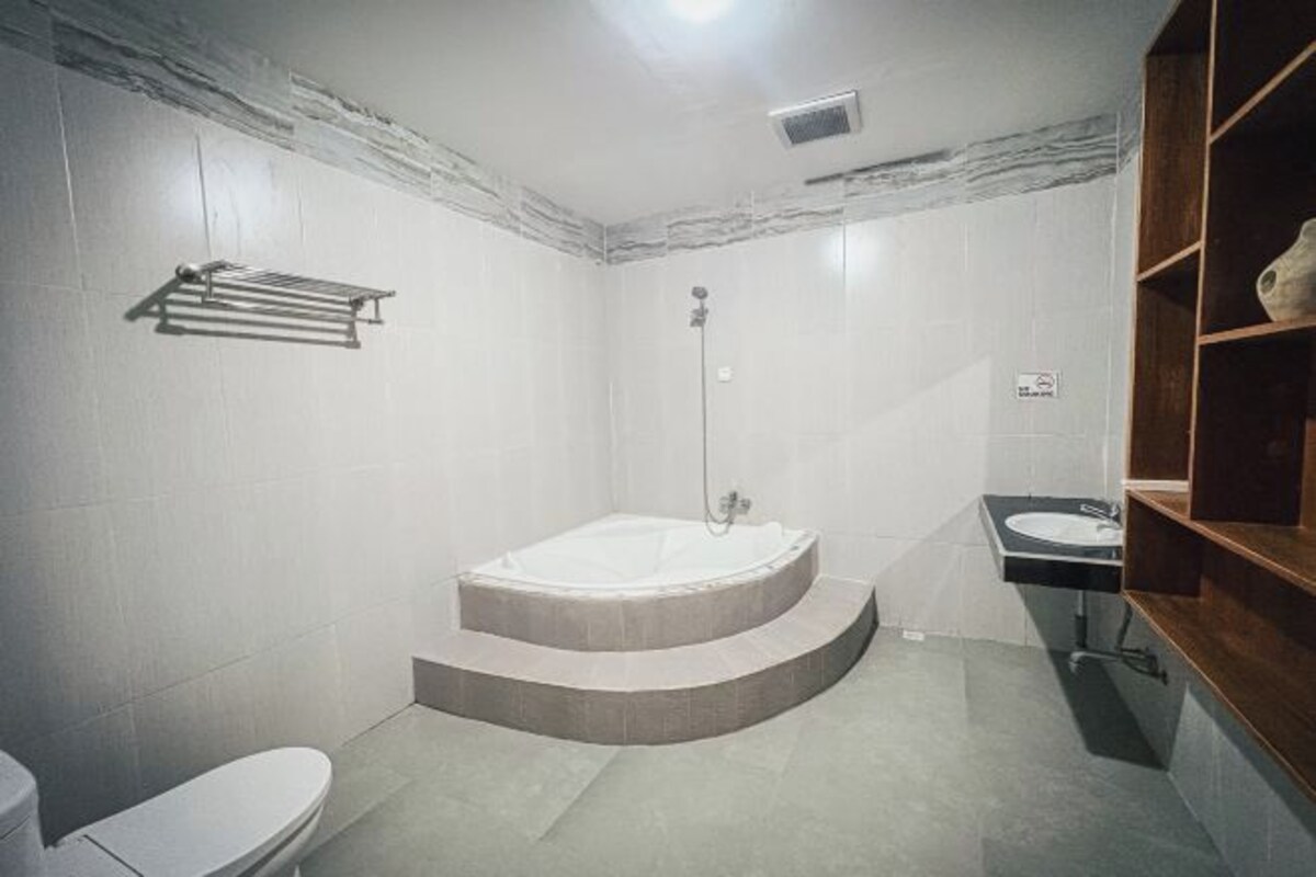 A bathroom with a bathtub, toilet, and sink.