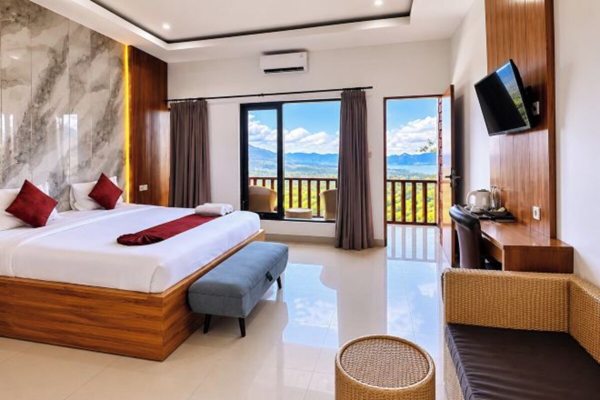 Desk, WiFi (free), bed sheets