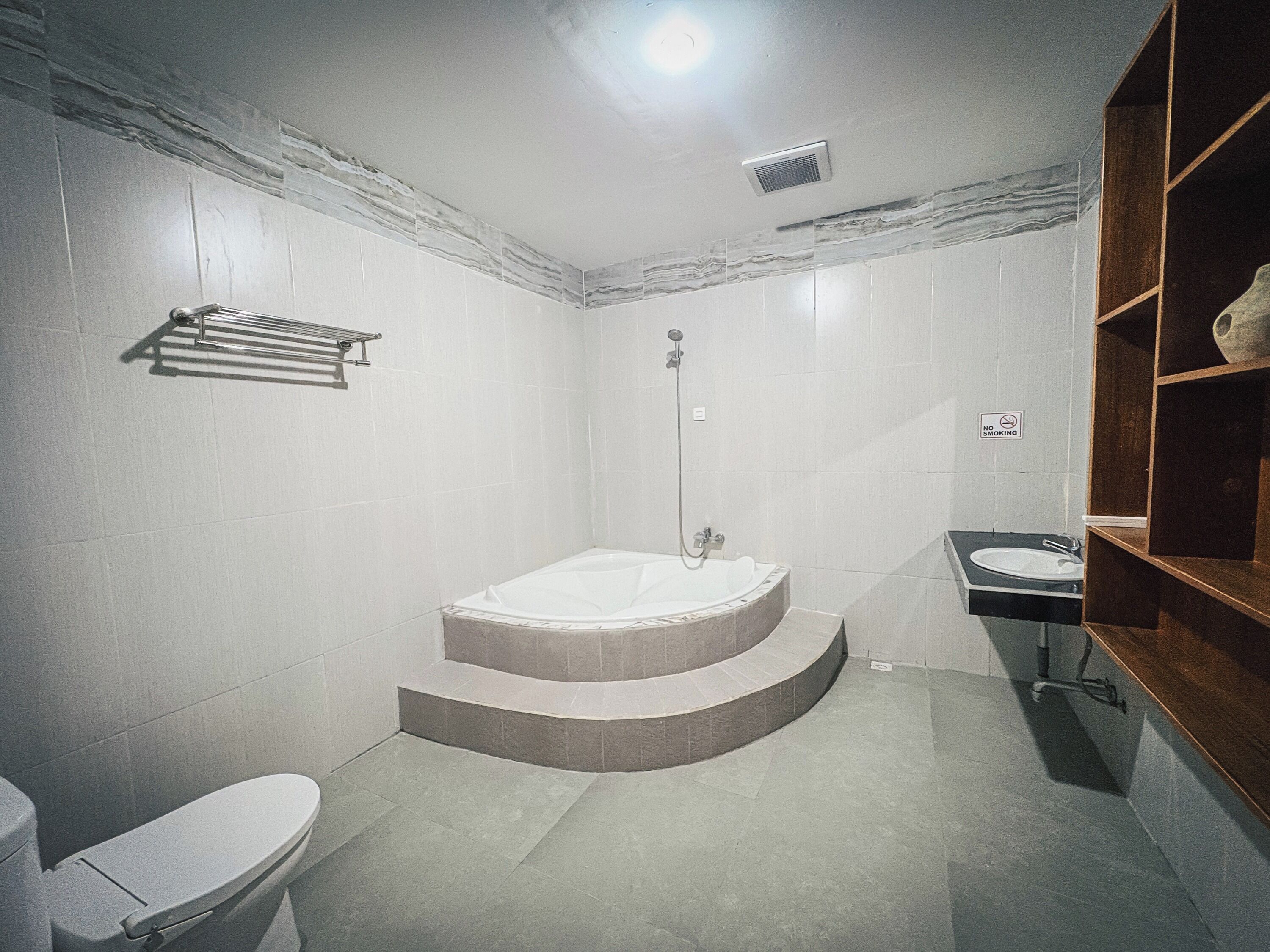 A bathroom with a bathtub, toilet, and sink.