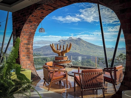 Front of property. Caldera Hotel & Restaurant