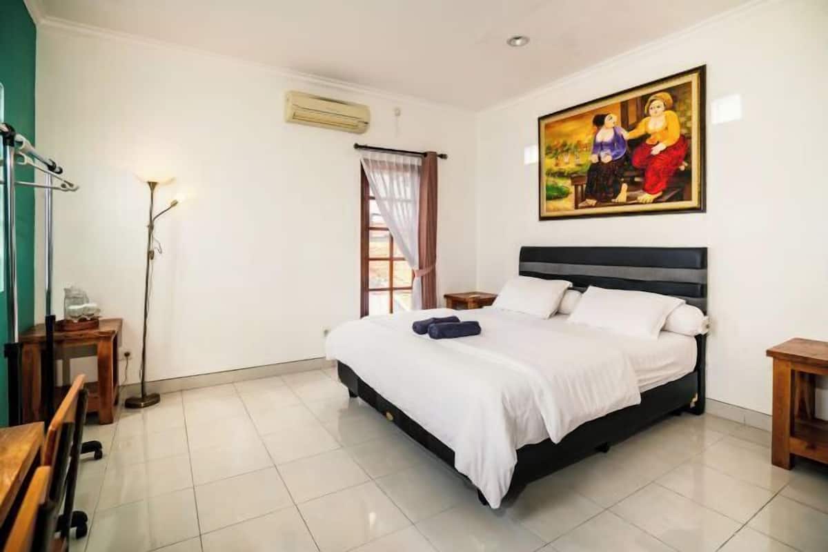 Desk, free WiFi, bed sheets