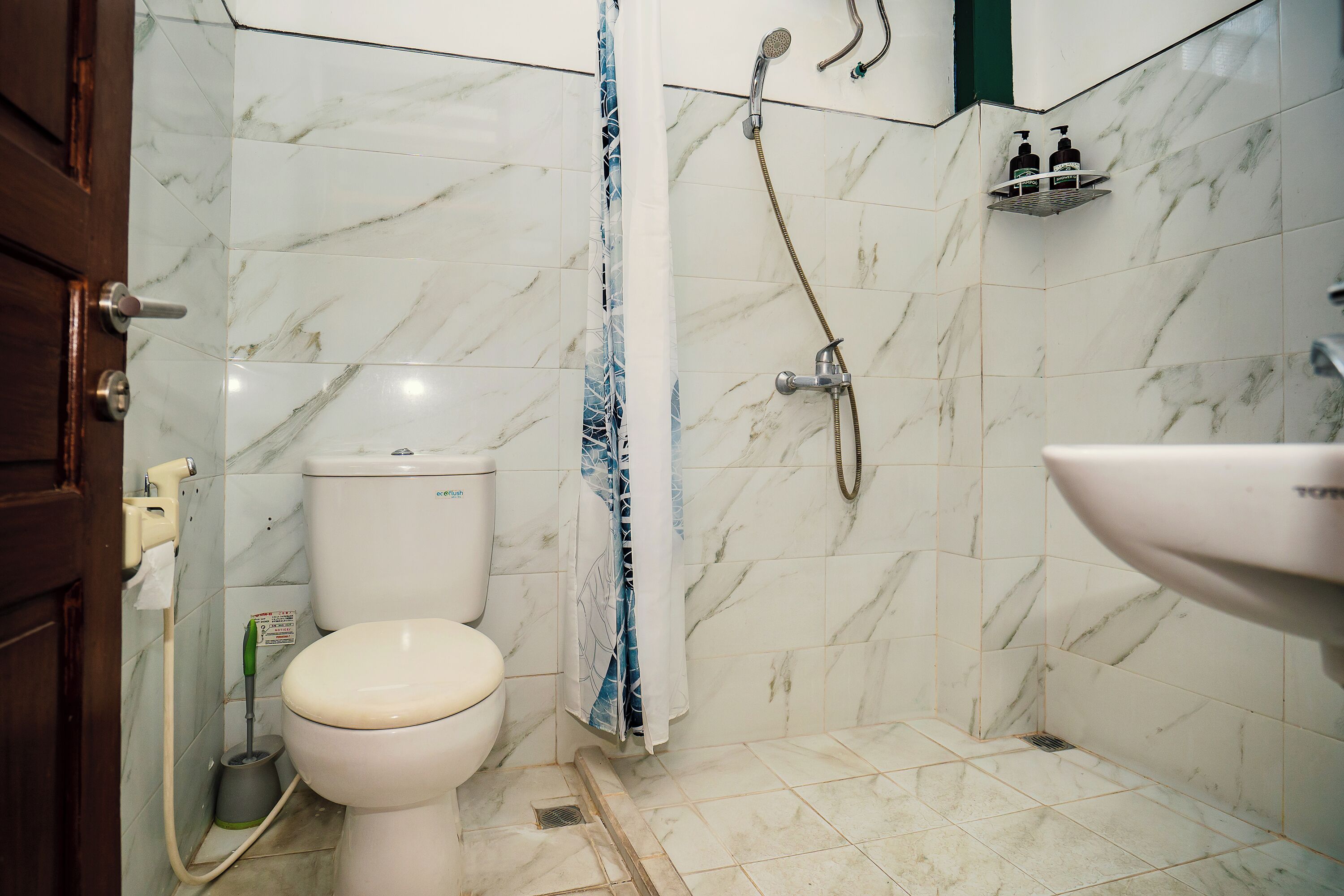 Shower, free toiletries, towels