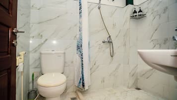 Shower, free toiletries, towels