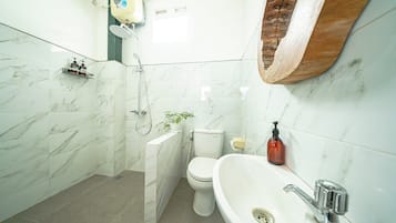 Deluxe Double Room | Bathroom | Shower, free toiletries, towels