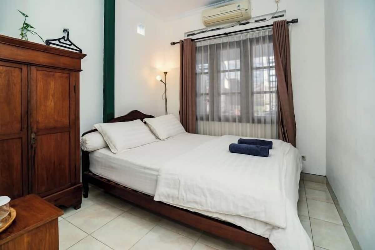 Desk, free WiFi, bed sheets