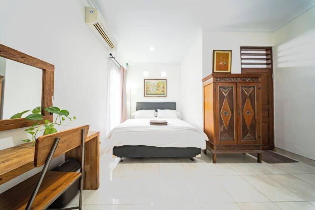 Escritorio, wifi gratis y ropa de cama 