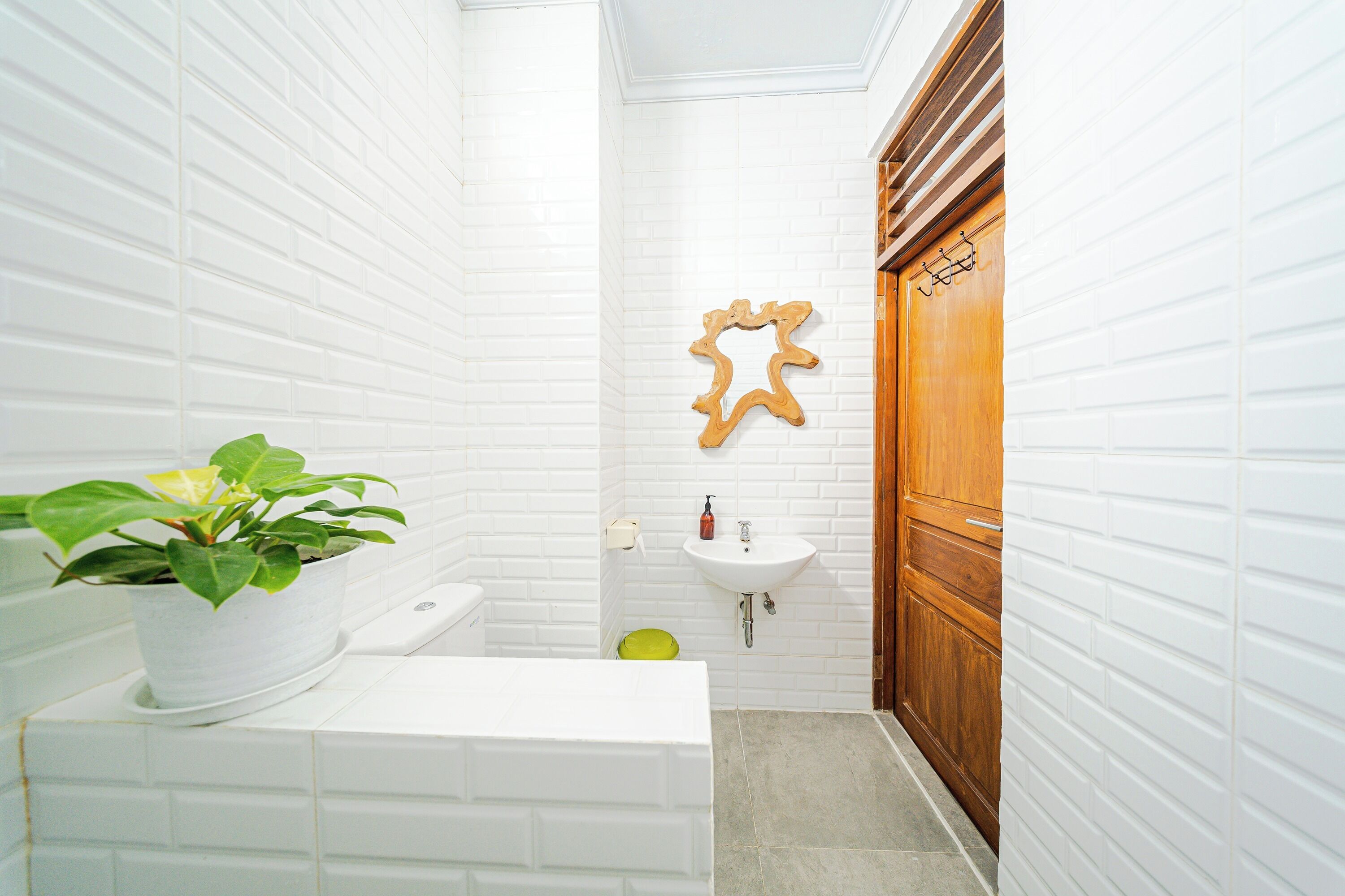 Standard Room | Bathroom | Shower, free toiletries, towels