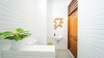 Standard Room | Bathroom | Shower, free toiletries, towels