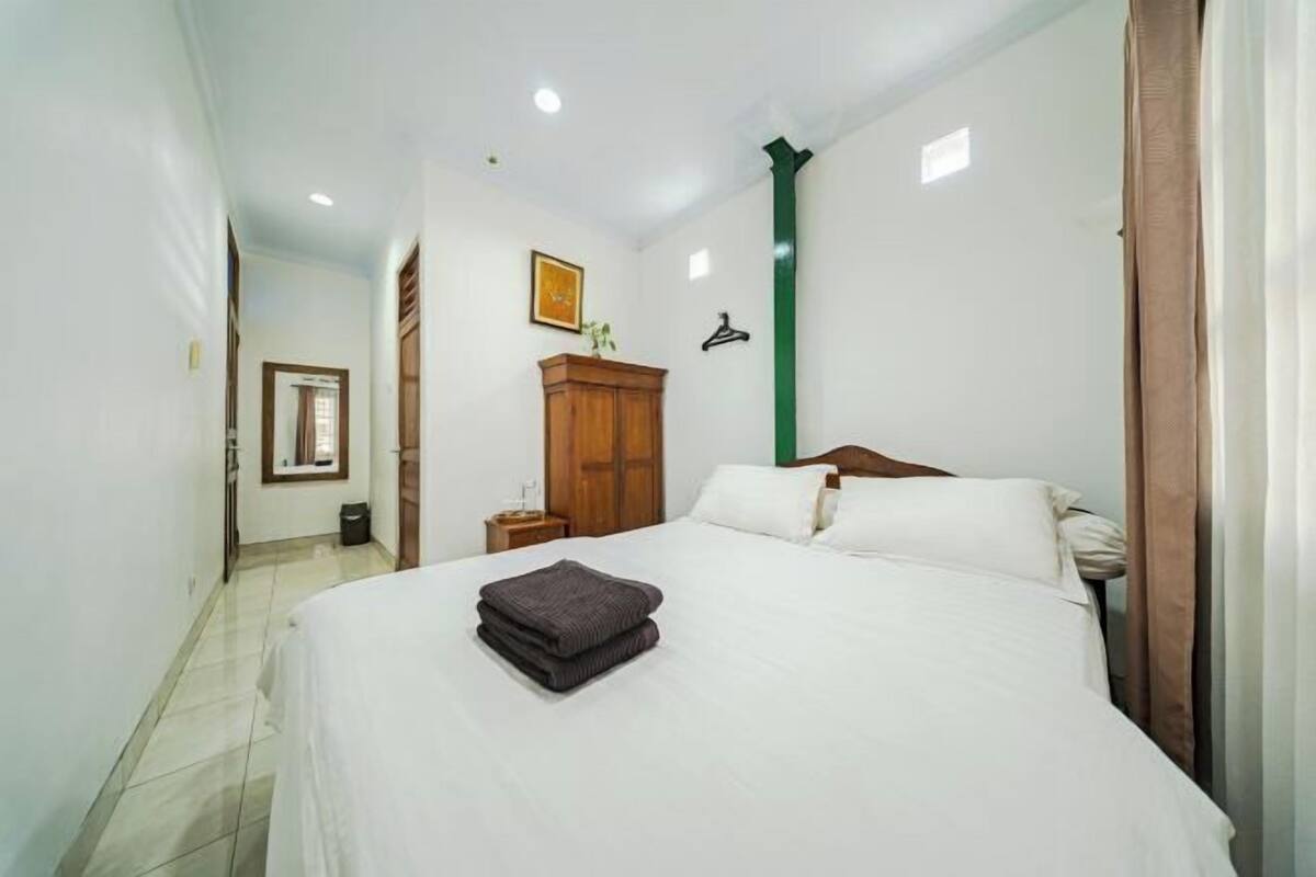Escritorio, wifi gratis y ropa de cama 