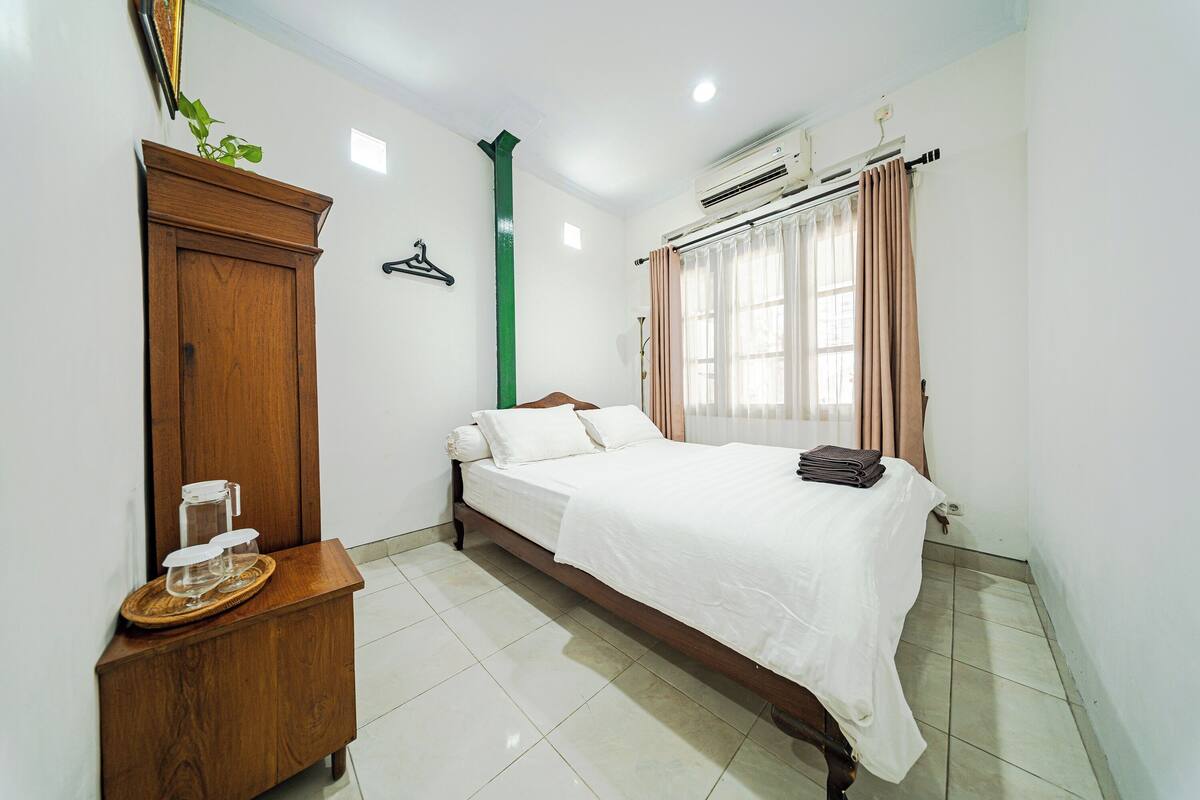 Escritorio, wifi gratis y ropa de cama 