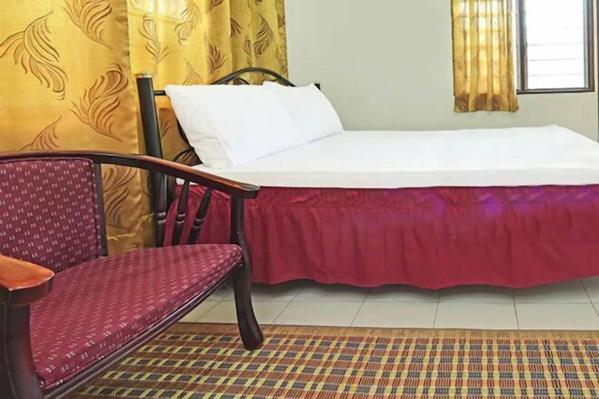Escritorio, tabla de planchar con plancha, wifi gratis y ropa de cama