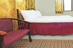 Escritorio, tabla de planchar con plancha, wifi gratis y ropa de cama 