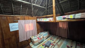 家庭双人房 | 办公桌、免费 WiFi、床单