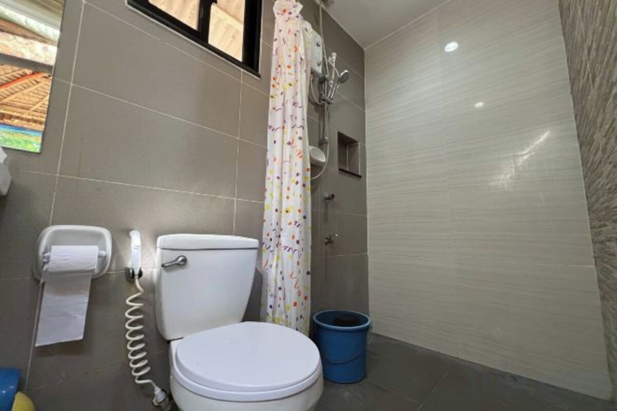 Kamar mandi | Shower, perlengkapan mandi gratis,  dan handuk