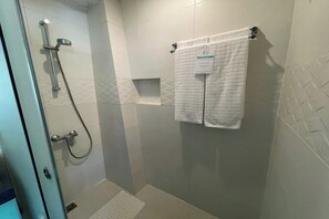 Wind Suite | Bilik Mandi | Pancuran mandi, kelengkapan dandanan diri percuma, pengering rambut 