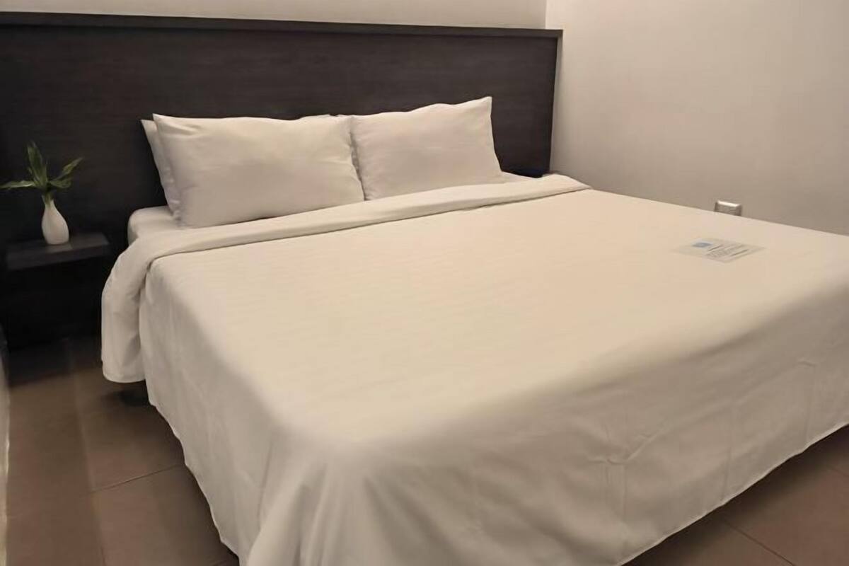 2 dormitorios, cortinas opacas, tabla de planchar con plancha