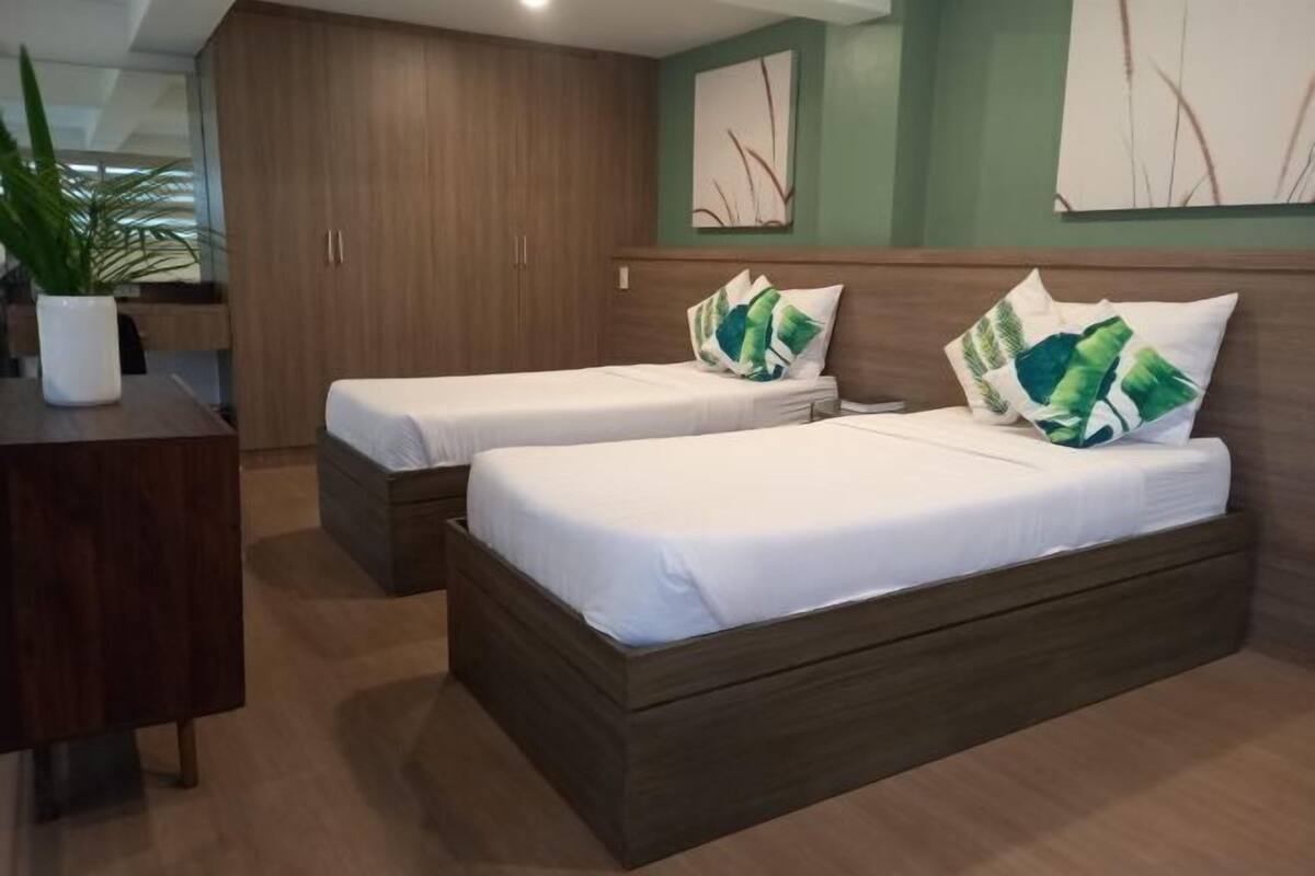 2 dormitorios, cortinas opacas, tabla de planchar con plancha