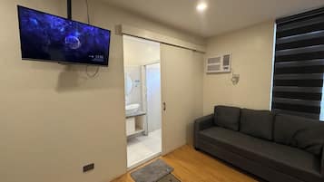 Deluxe Room | Desk, free WiFi, bed sheets