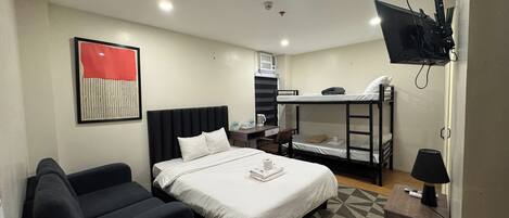 Escritorio, wifi gratis y ropa de cama