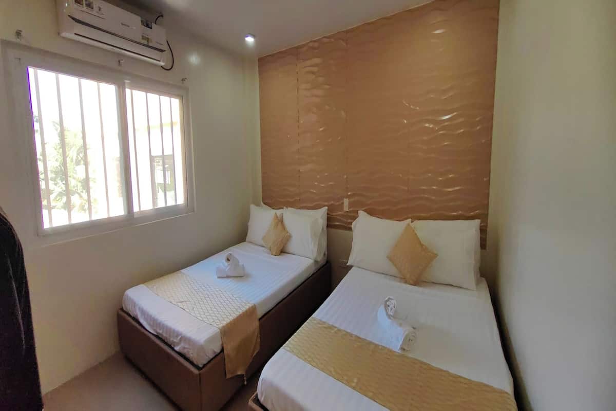 Superior Room | Desk, iron/ironing board, WiFi (free), bed sheets