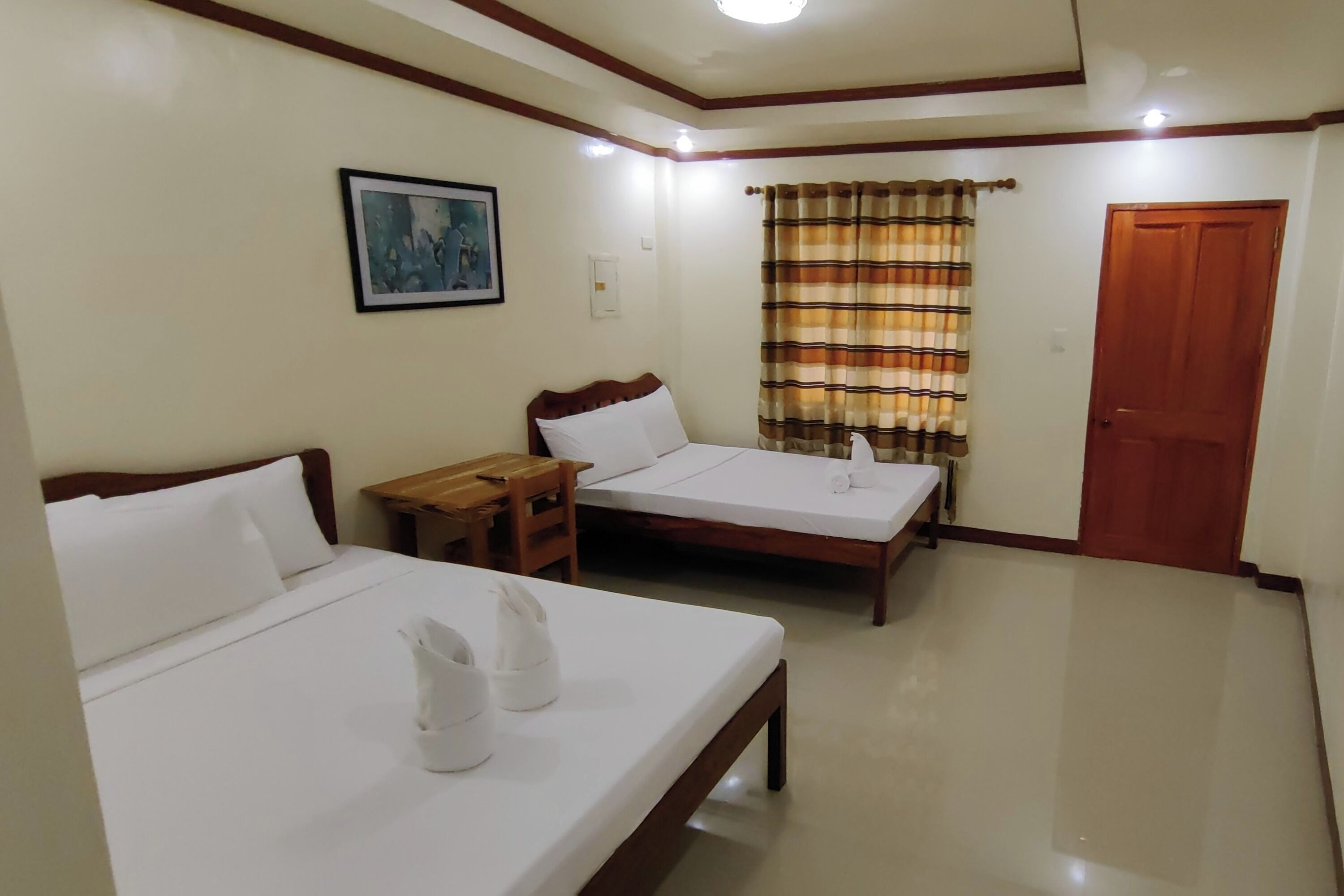 Family Room | Desk, WiFi (free), bed sheets