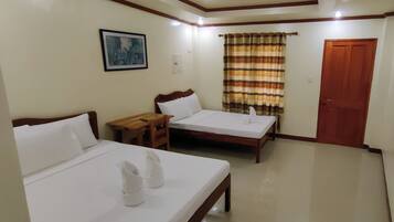 Family Room | Desk, WiFi (free), bed sheets