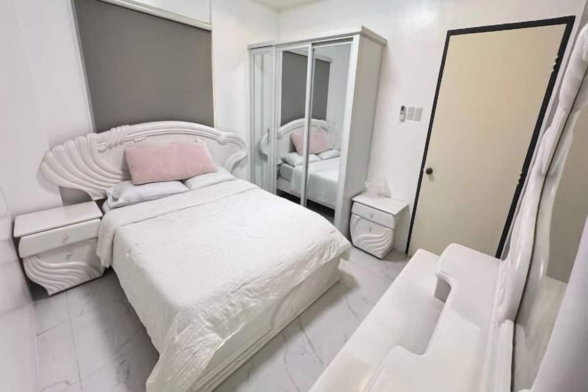 Desk, free WiFi, bed sheets