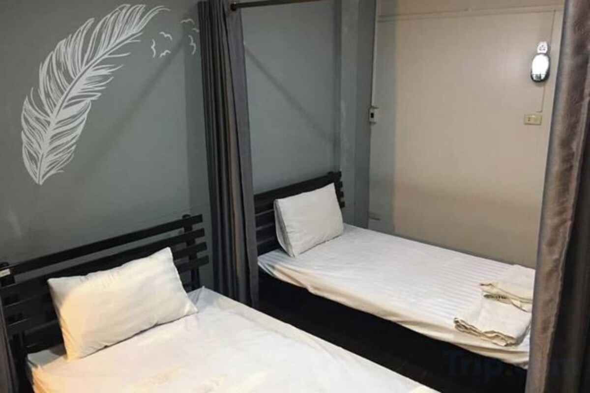 WiFi (free), bed sheets