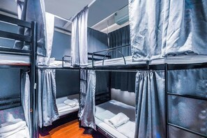 Shared Dormitory, Men only | Free WiFi, bed sheets - Ali Hostel (Bangkok)
