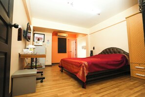 Escritorio, wifi gratis y ropa de cama 