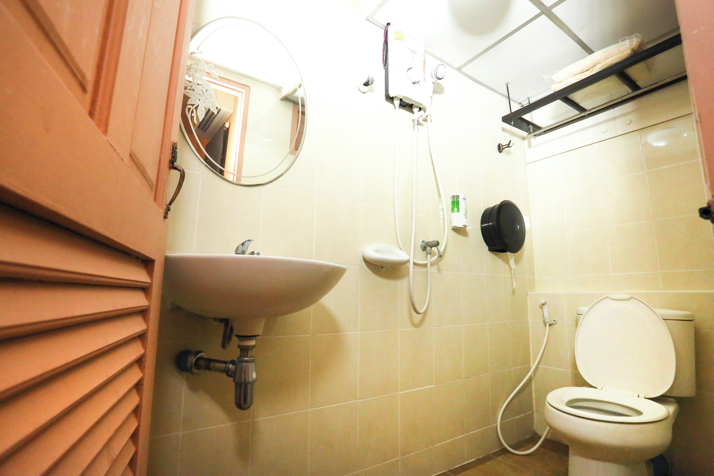 Ein Badezimmer mit Waschbecken, Toilette und Dusche.