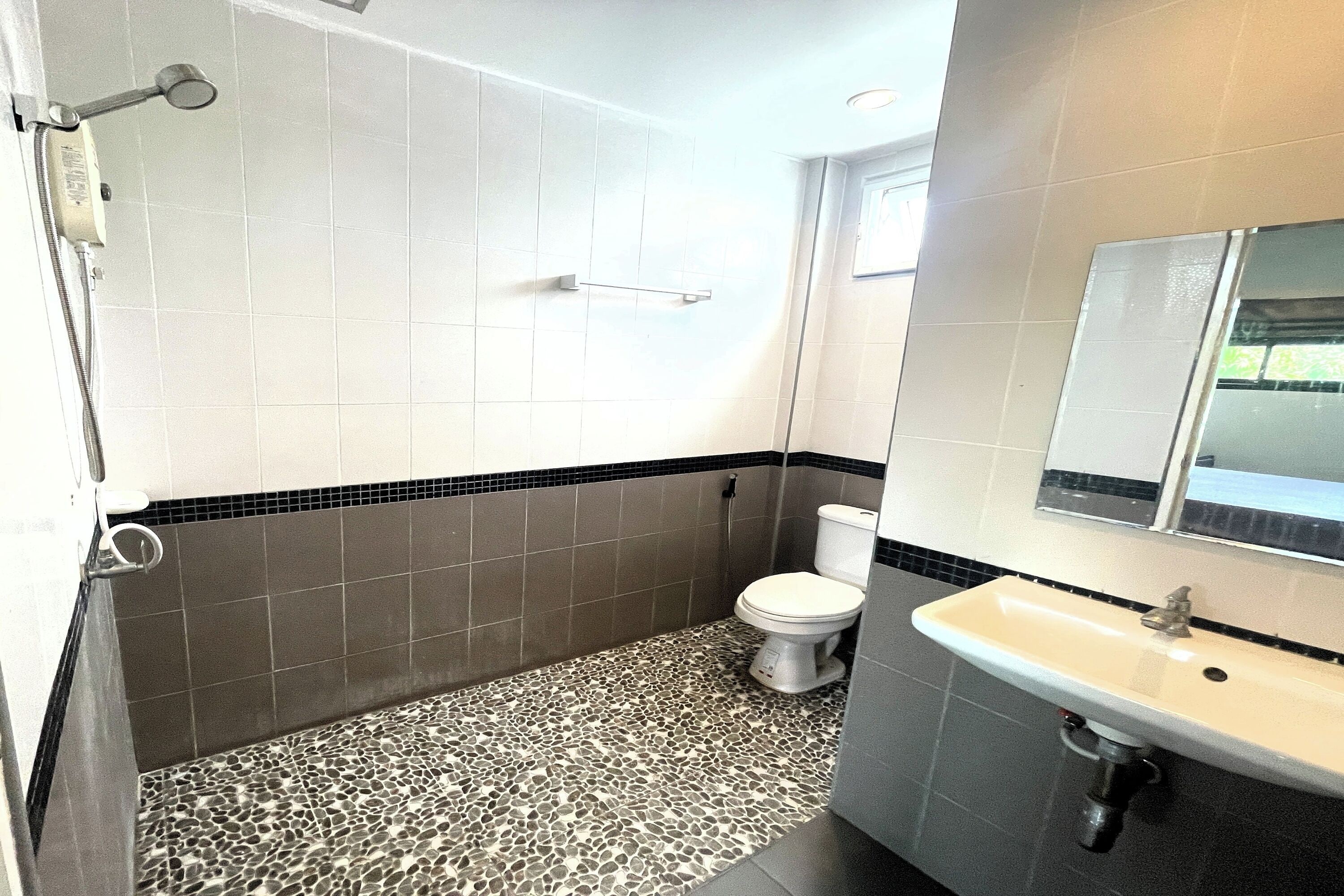 標準雙人房 | 浴室 | 淋浴設備、淋浴花灑、吹風機、毛巾