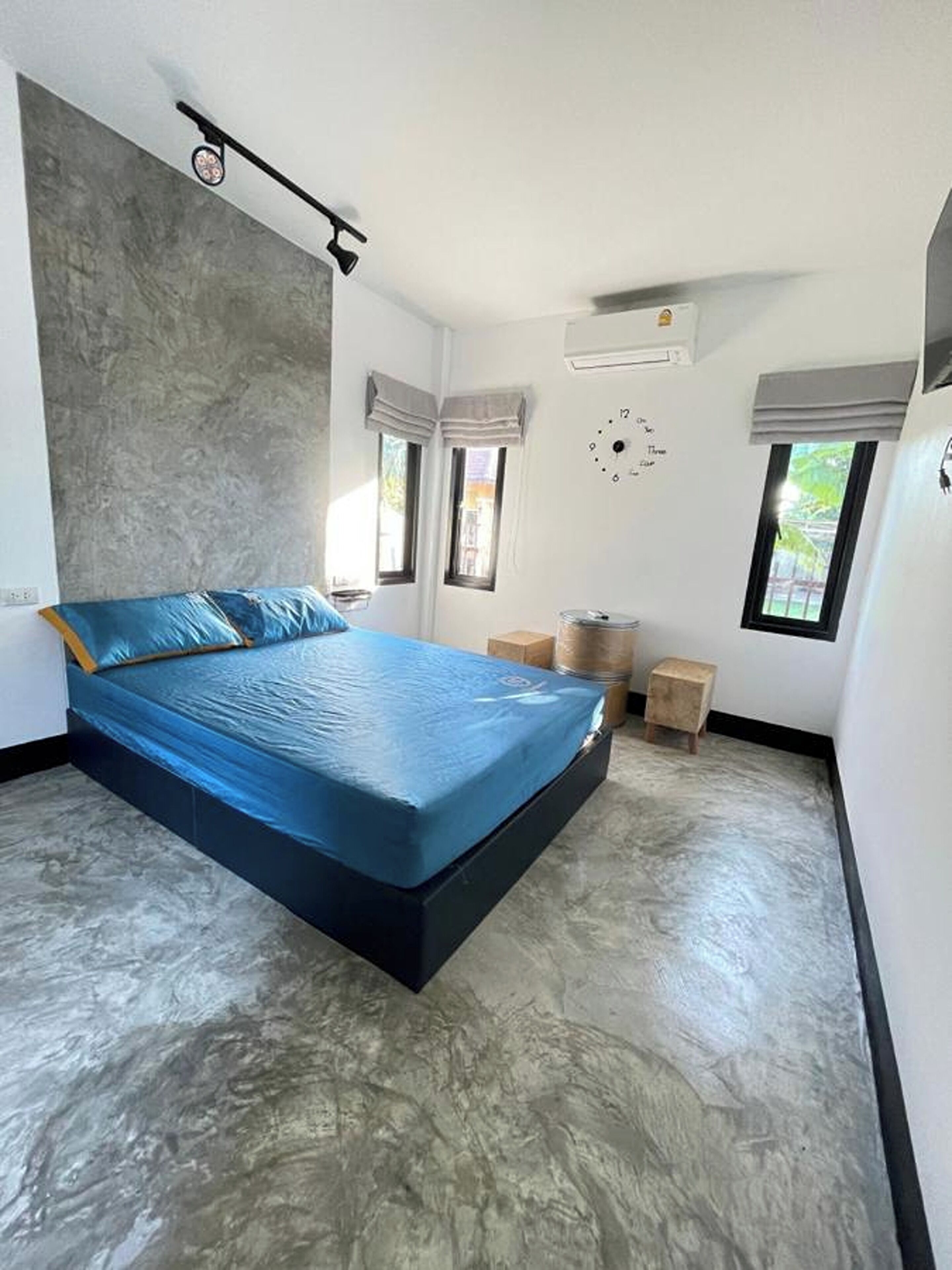 Tabla de planchar con plancha, wifi gratis y ropa de cama 