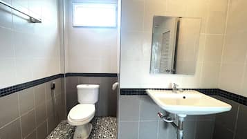 Chambre Double Standard | Salle de bain | Douche, douche à « effet pluie », sèche-cheveux, serviettes fournies