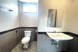 Shower, rainfall showerhead, hair dryer, towels - Baan Pak Sud Soi (Si Racha)