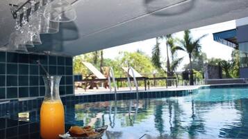 Una piscina al aire libre